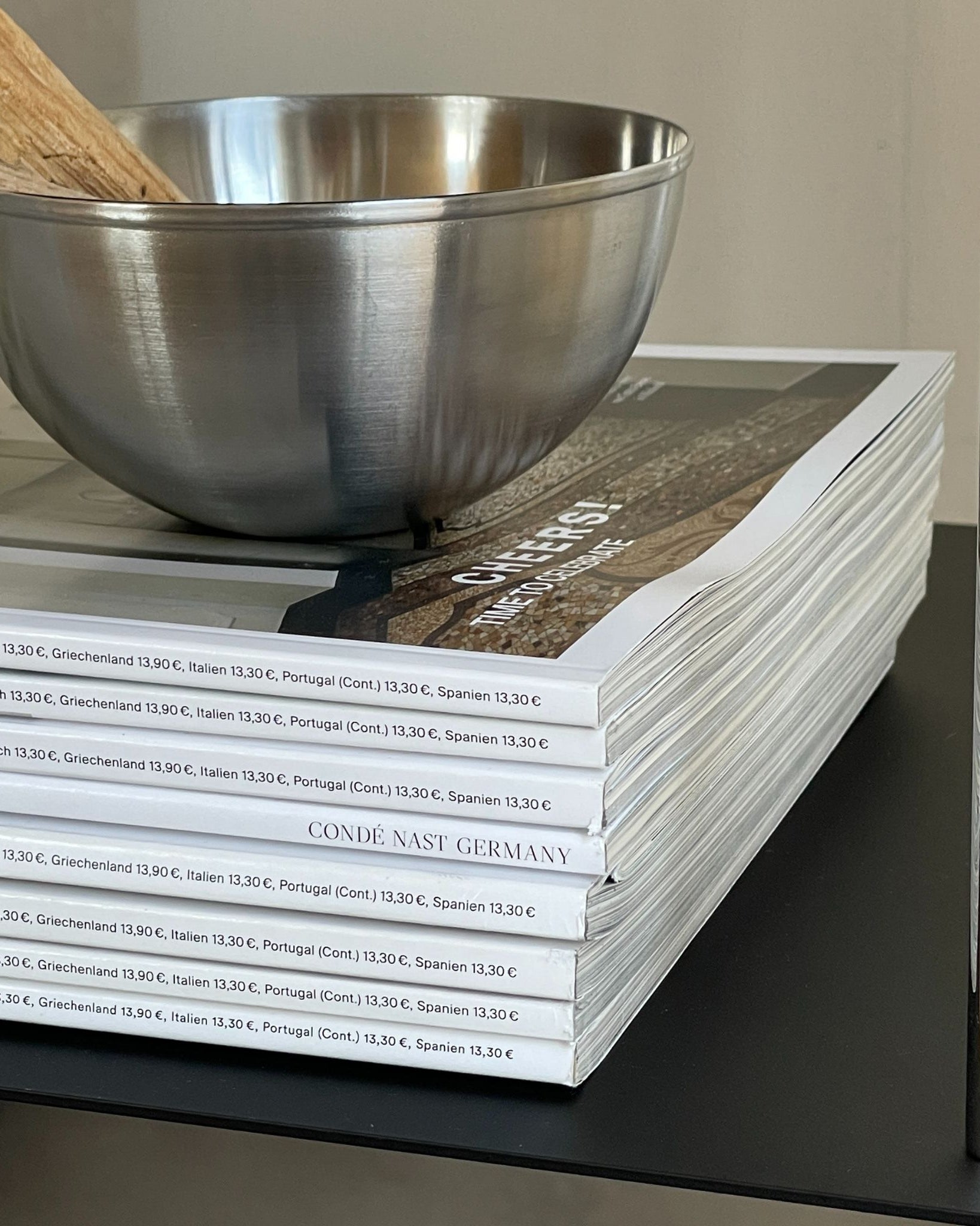 magazin-stapel-auf-regalboden-schwarz-pulverbeschichtet-edelstahldetail