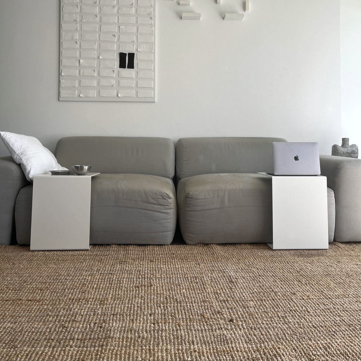 Minimalistische Beistelltische neben grauer Couch – modernes Wohnzimmerdesign für stilvolle und funktionale Einrichtung