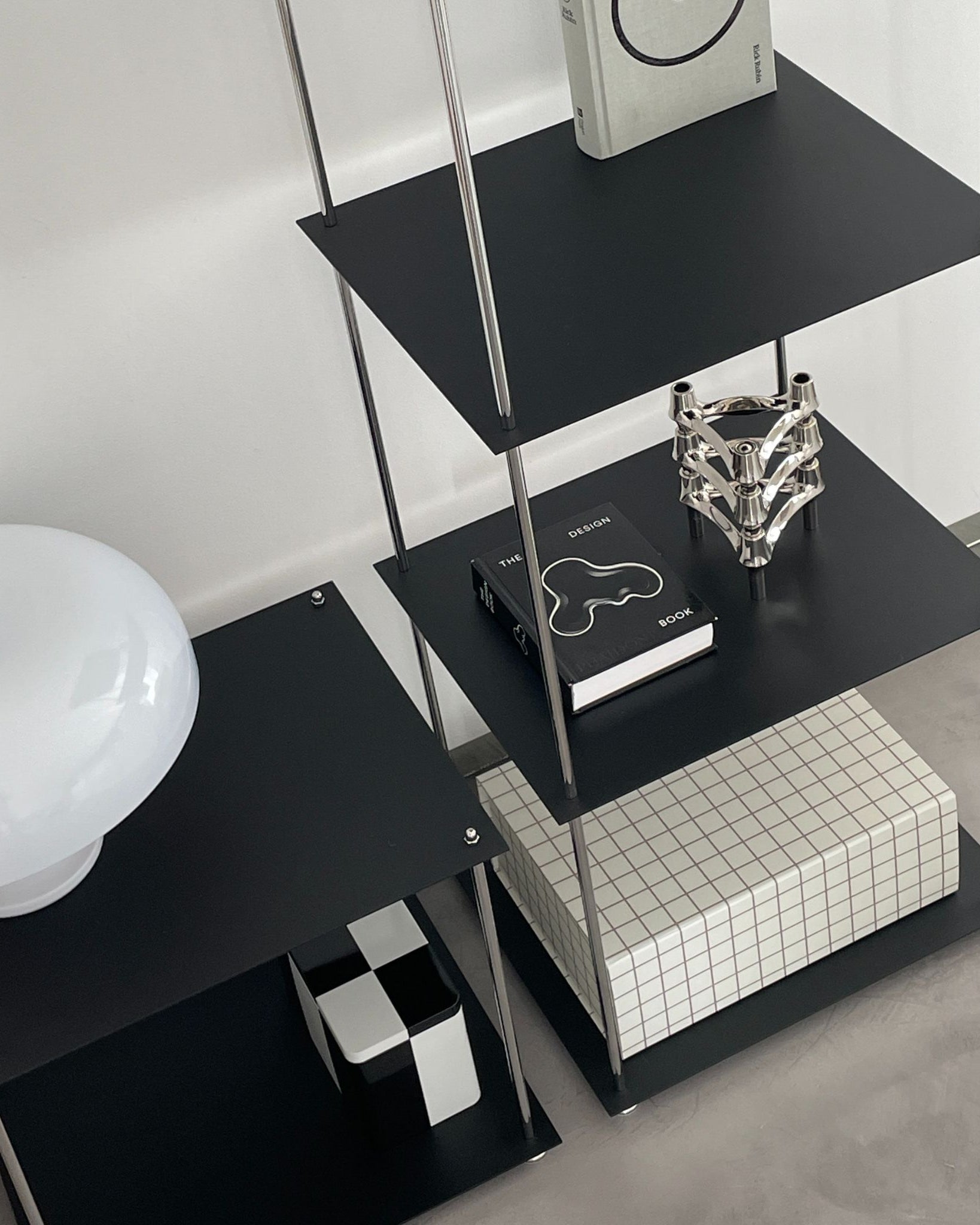 MO INTERIORS Regal in Schwarz mit Tischlampe, Designbüchern und Dekobox in modernem Wohnambiente