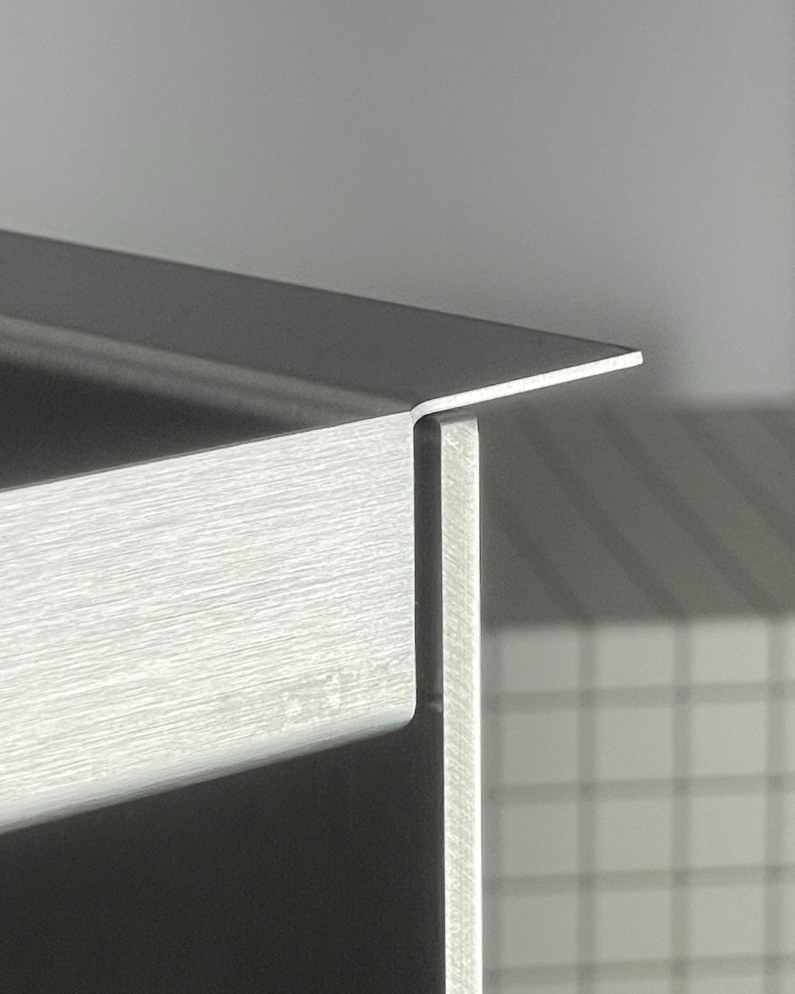 Detailansicht Edelstahl Tray Table von MO INTERIORS mit präzise gebogener Kante und gebürsteter Oberfläche.