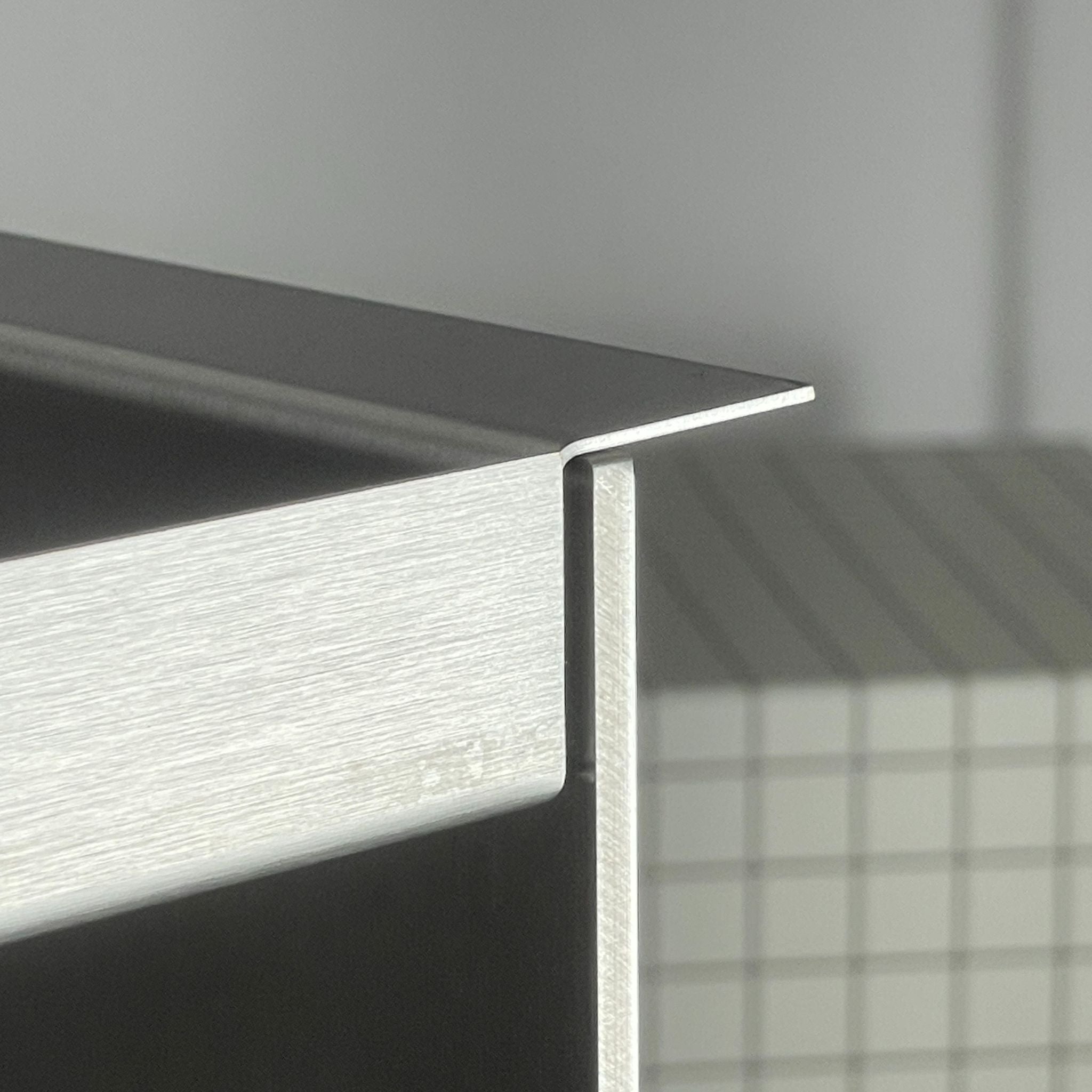 Detailansicht Edelstahl Tray Table von MO INTERIORS mit präzise gebogener Kante und gebürsteter Oberfläche.