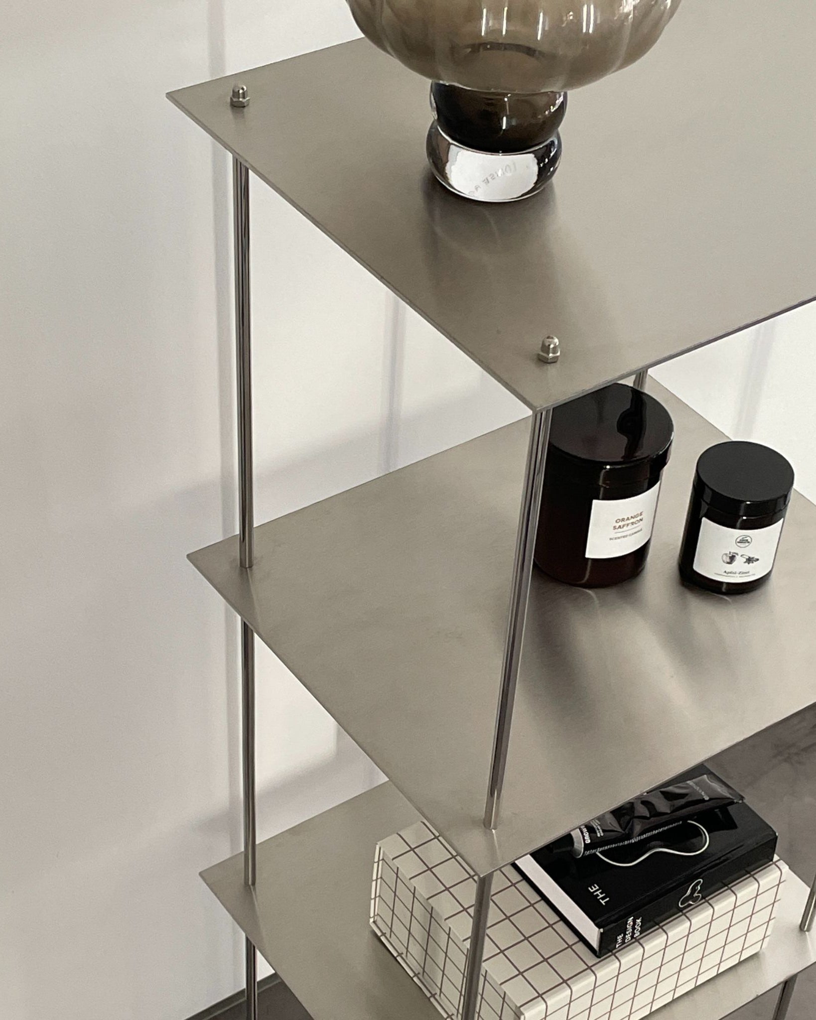 Modulares Hochregal aus Edelstahl mit minimalistischer Dekoration im Industrial-Design