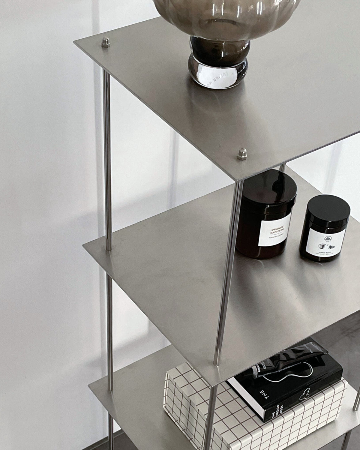 Modulares Hochregal aus Edelstahl mit minimalistischer Dekoration im Industrial-Design