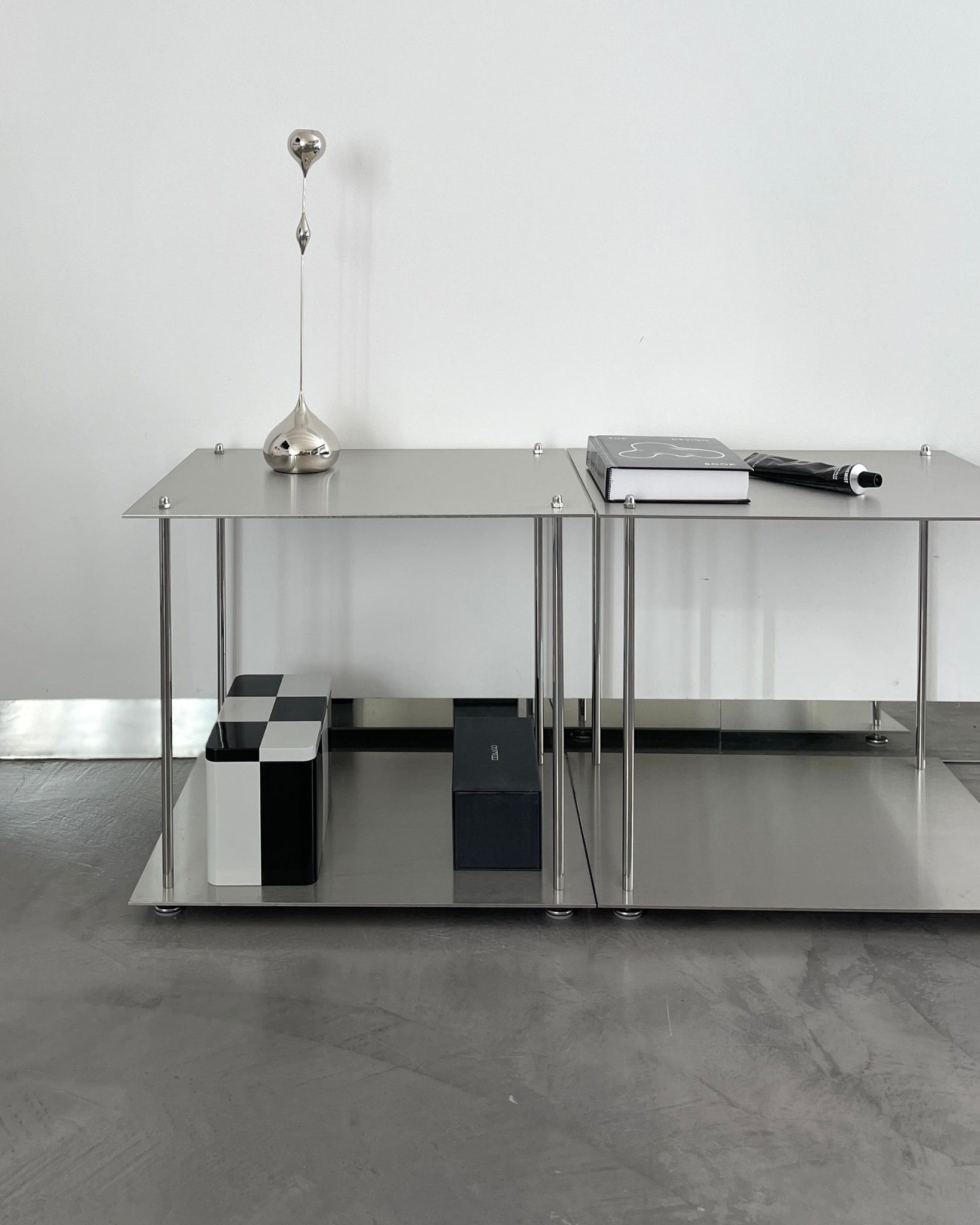 Modulares Lowboard aus Edelstahl mit minimalistischer Ästhetik