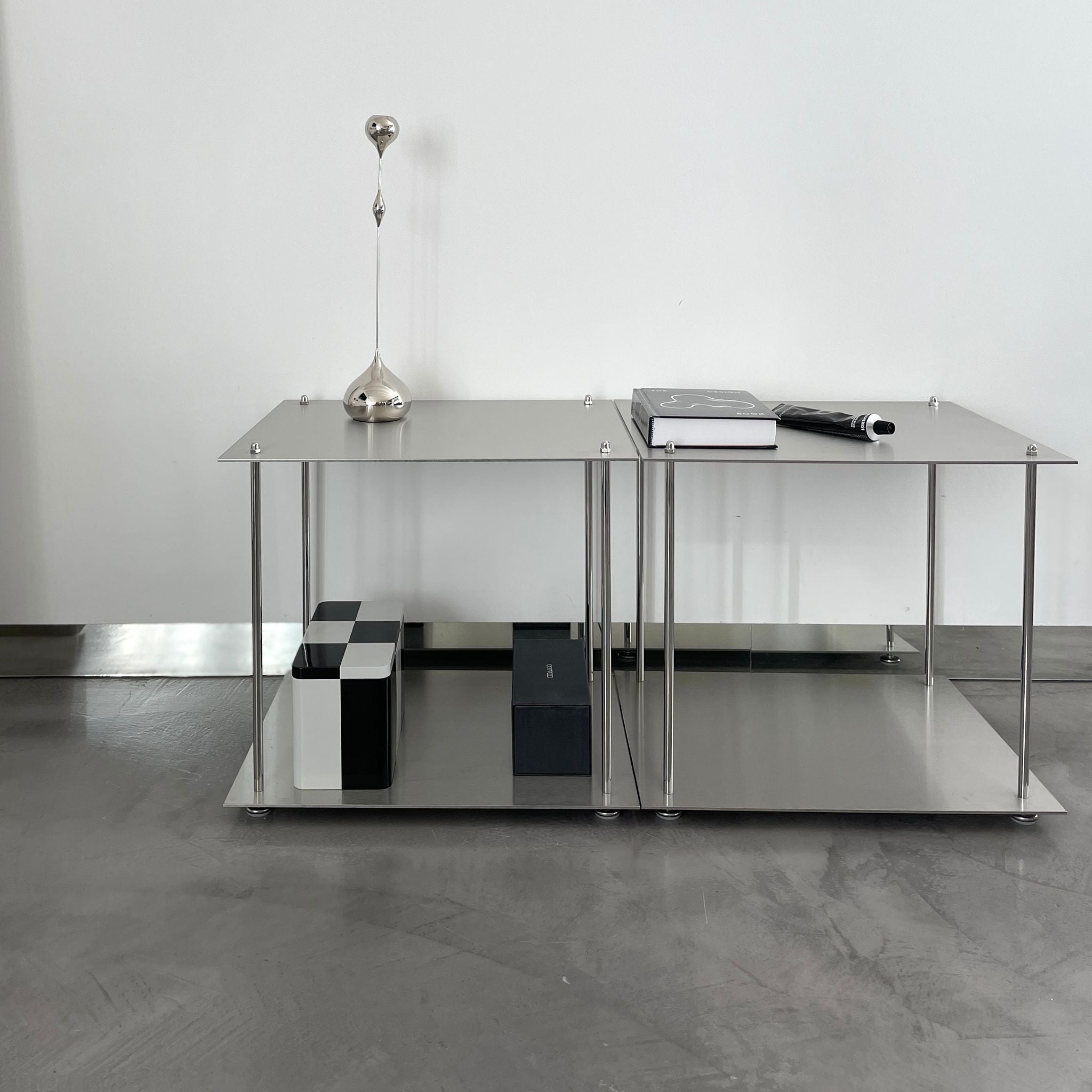 Modulares Lowboard aus Edelstahl mit minimalistischer Ästhetik