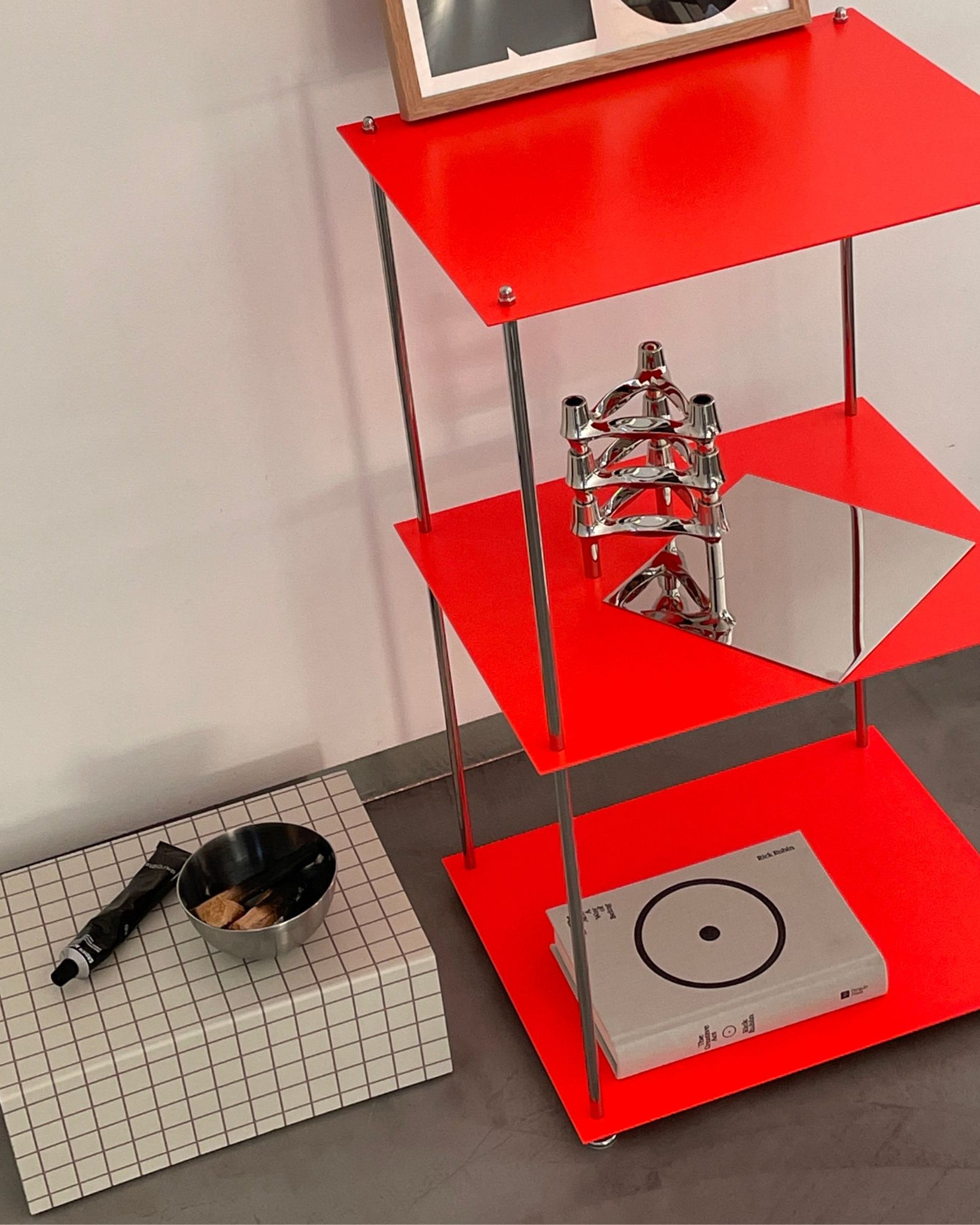 Modulares Regal in Leuchrot mit pulverbeschichteten Böden und verchromten Streben von MO INTERIORS