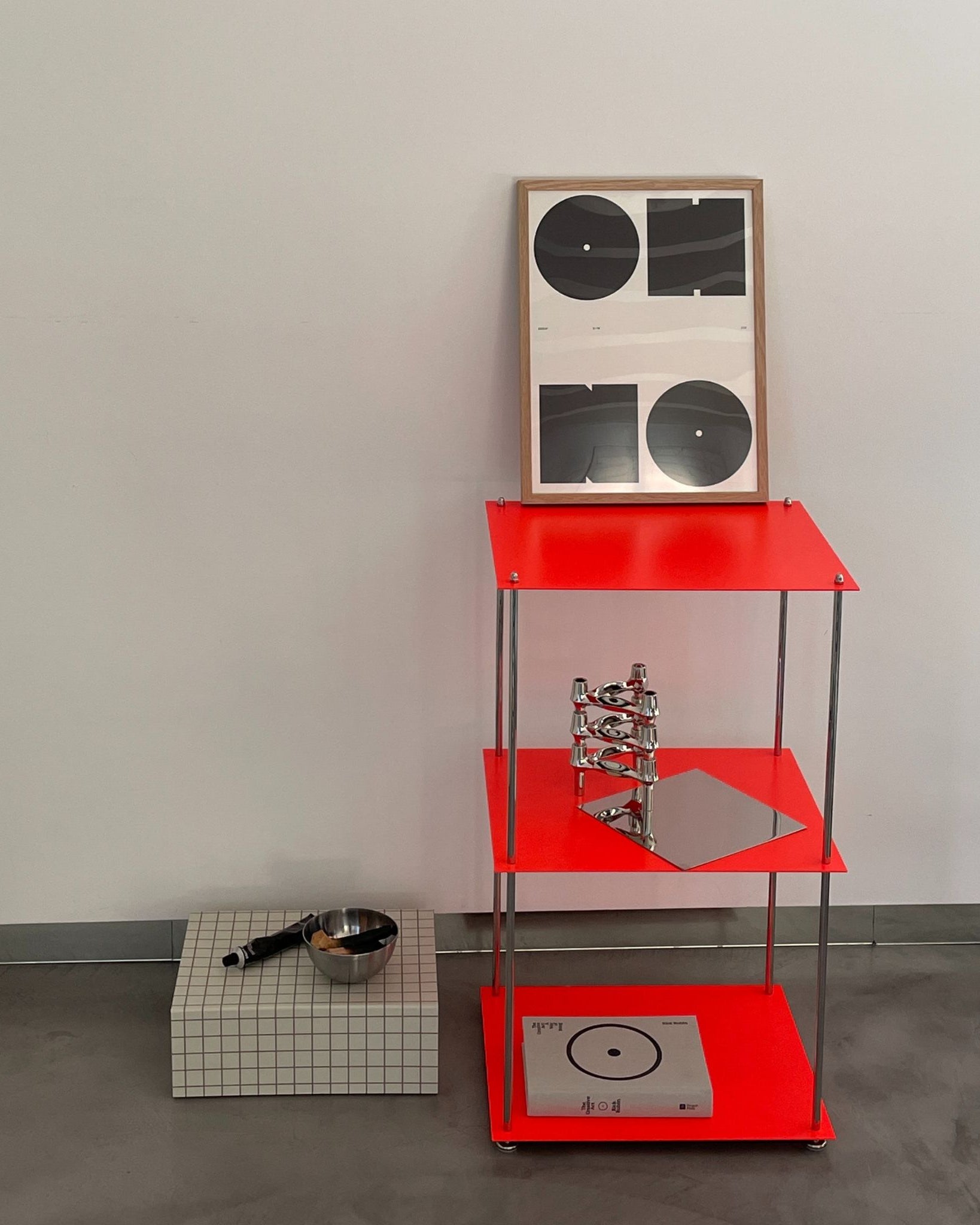 Modulares Regalsystem in Leuchtrot, pulverbeschichtet mit Designobjekten, modern-minimalistisch von MO INTERIORS