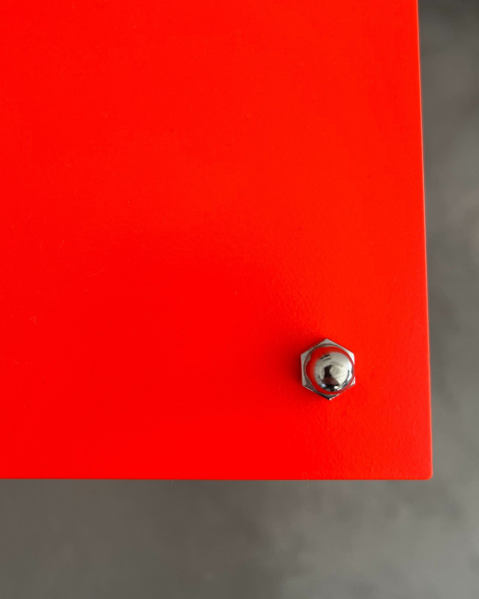 Detailaufnahme MODULUM Regal in Leuchtrot mit pulverbeschichteter Oberfläche und hochwertiger Verschraubung aus Edelstahl