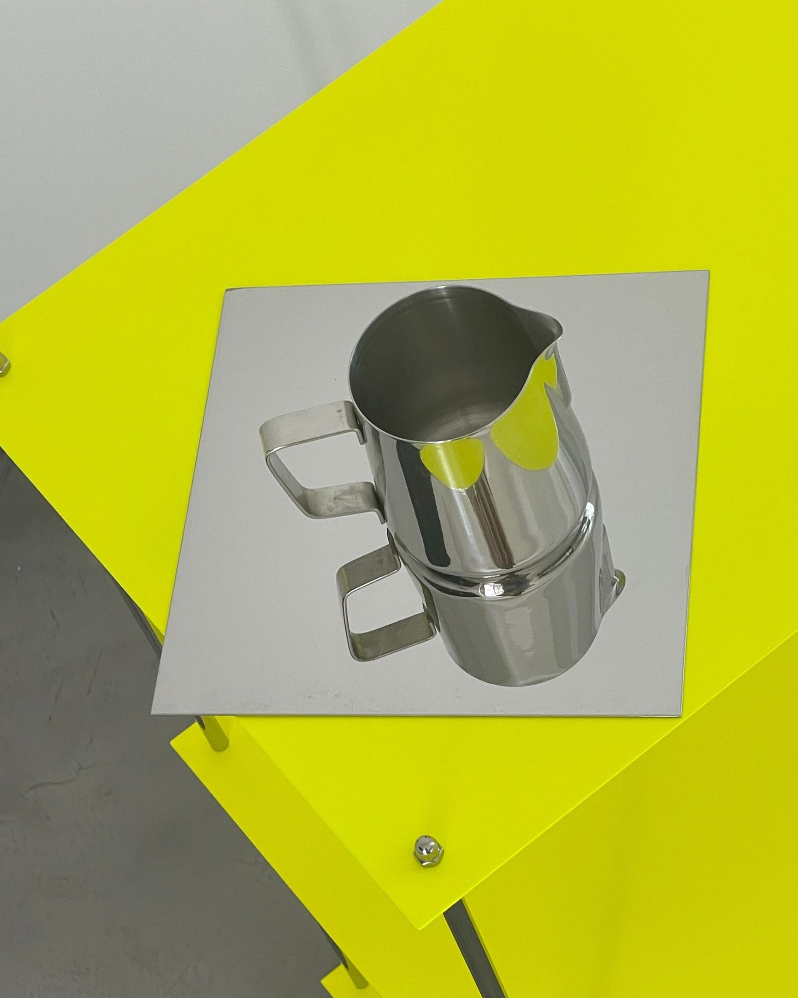 Spiegelplatte mit Edelstahlkanne auf MODULUM Regal in Leuchtgelb aus pulverbeschichtetem Stahl