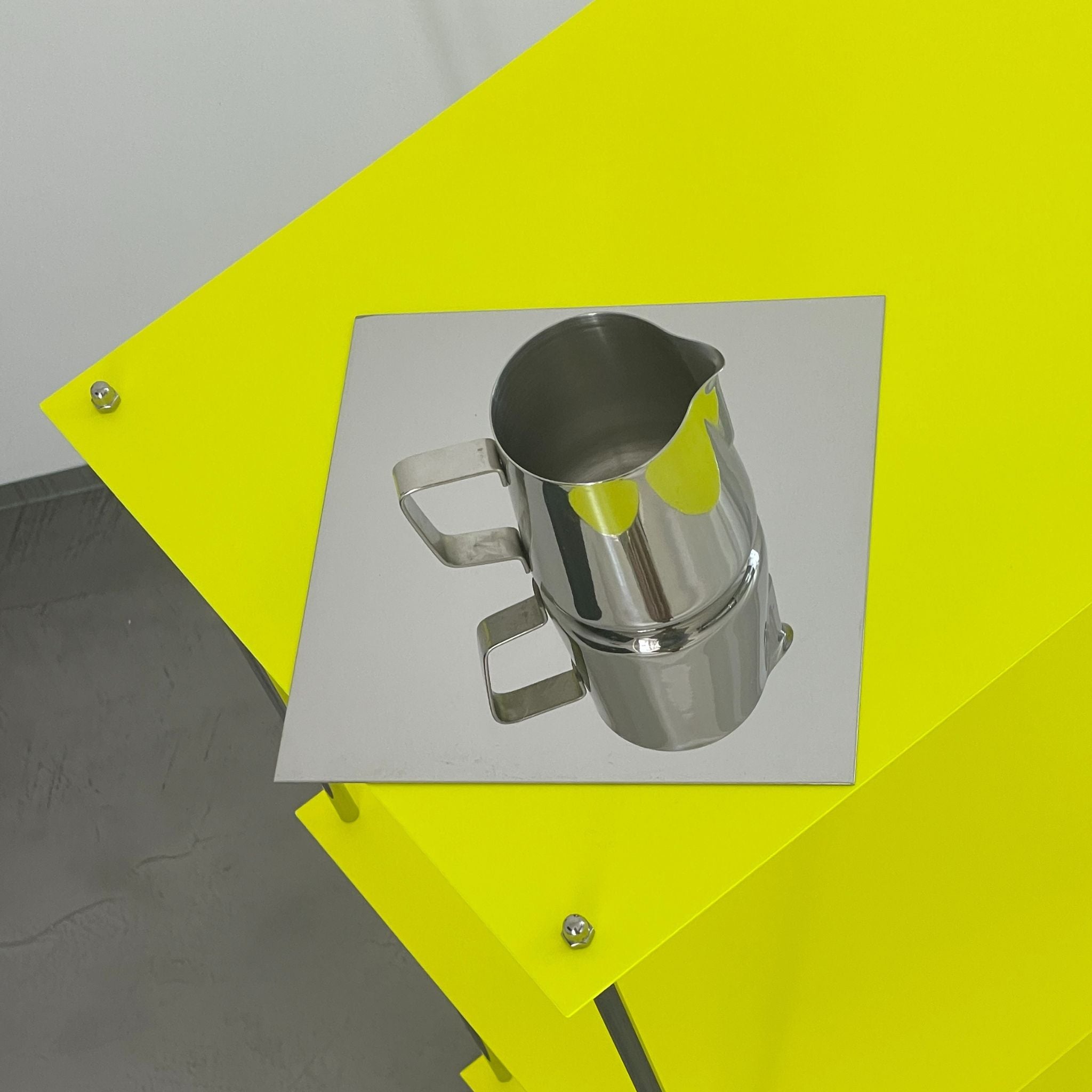 Spiegelplatte mit Edelstahlkanne auf MODULUM Regal in Leuchtgelb aus pulverbeschichtetem Stahl
