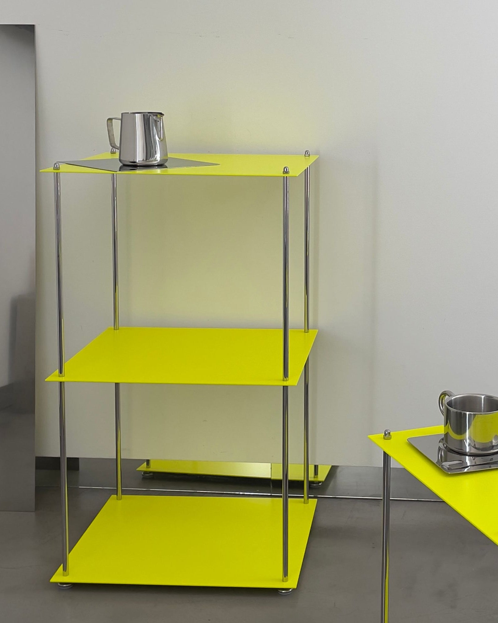 Regal MODULUM in Leuchtgelb mit Edelstahlstreben, modernes Designobjekt für stilvolle Aufbewahrung und Präsentation