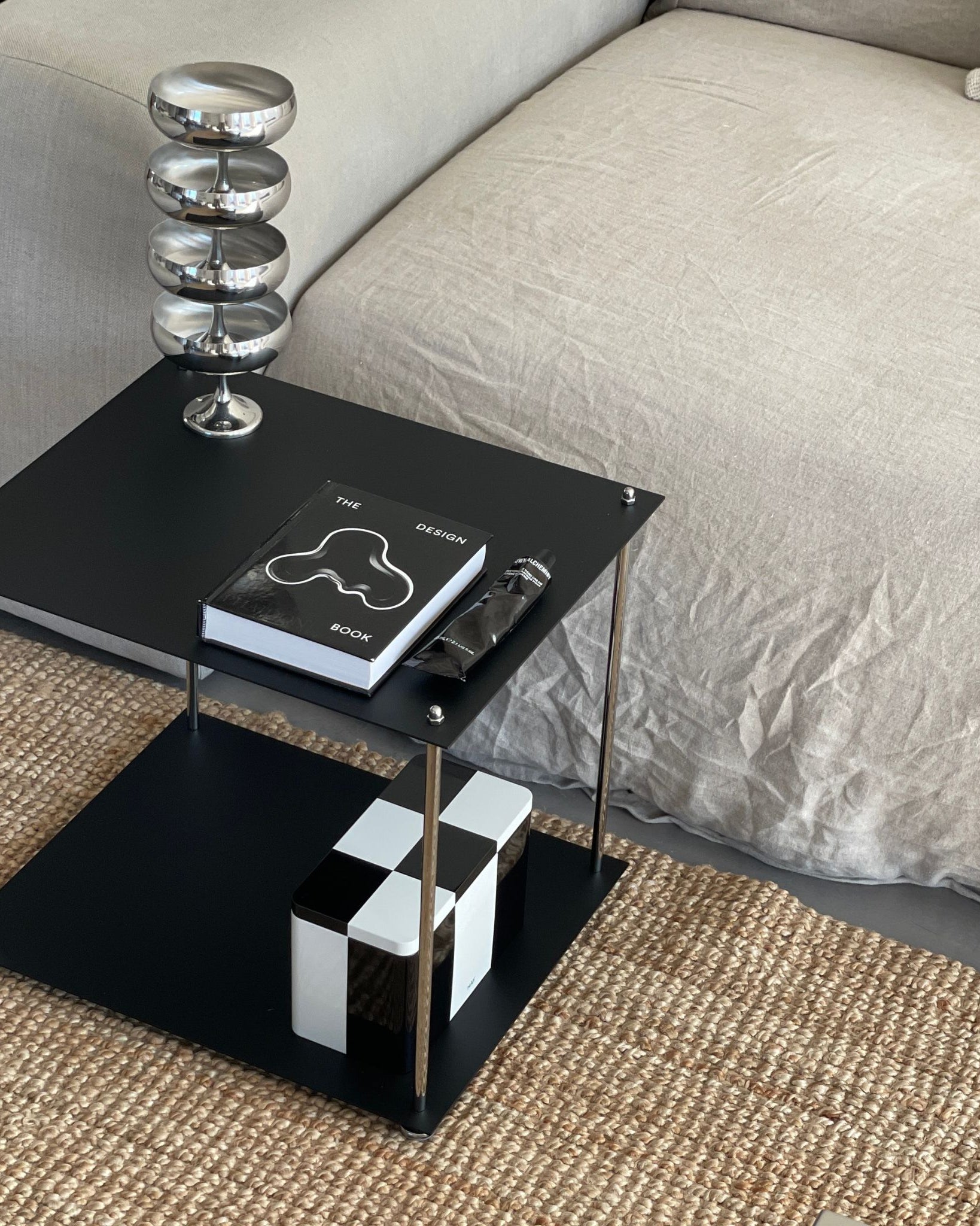 MODULUM Regal in Schwarz mit polierten Streben – pulverbeschichtet, modern und ideal als Beistelltisch im Wohnzimmer einsetzbar