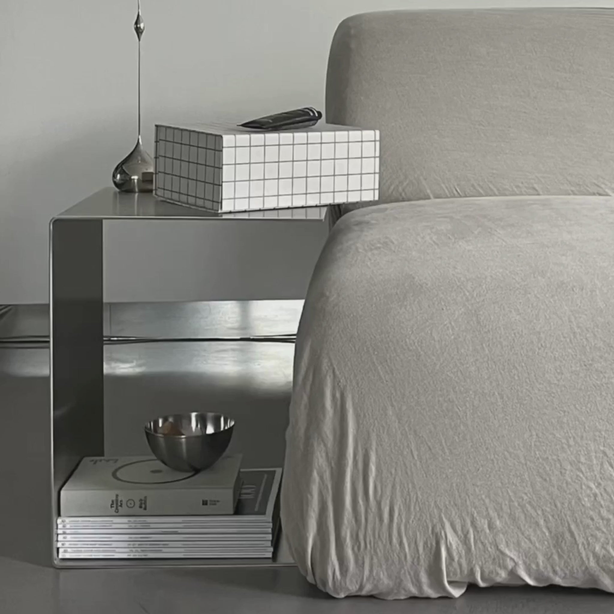 Brushed Q neben Sofa mit verschiedenen Dekorationen und Anwendungen