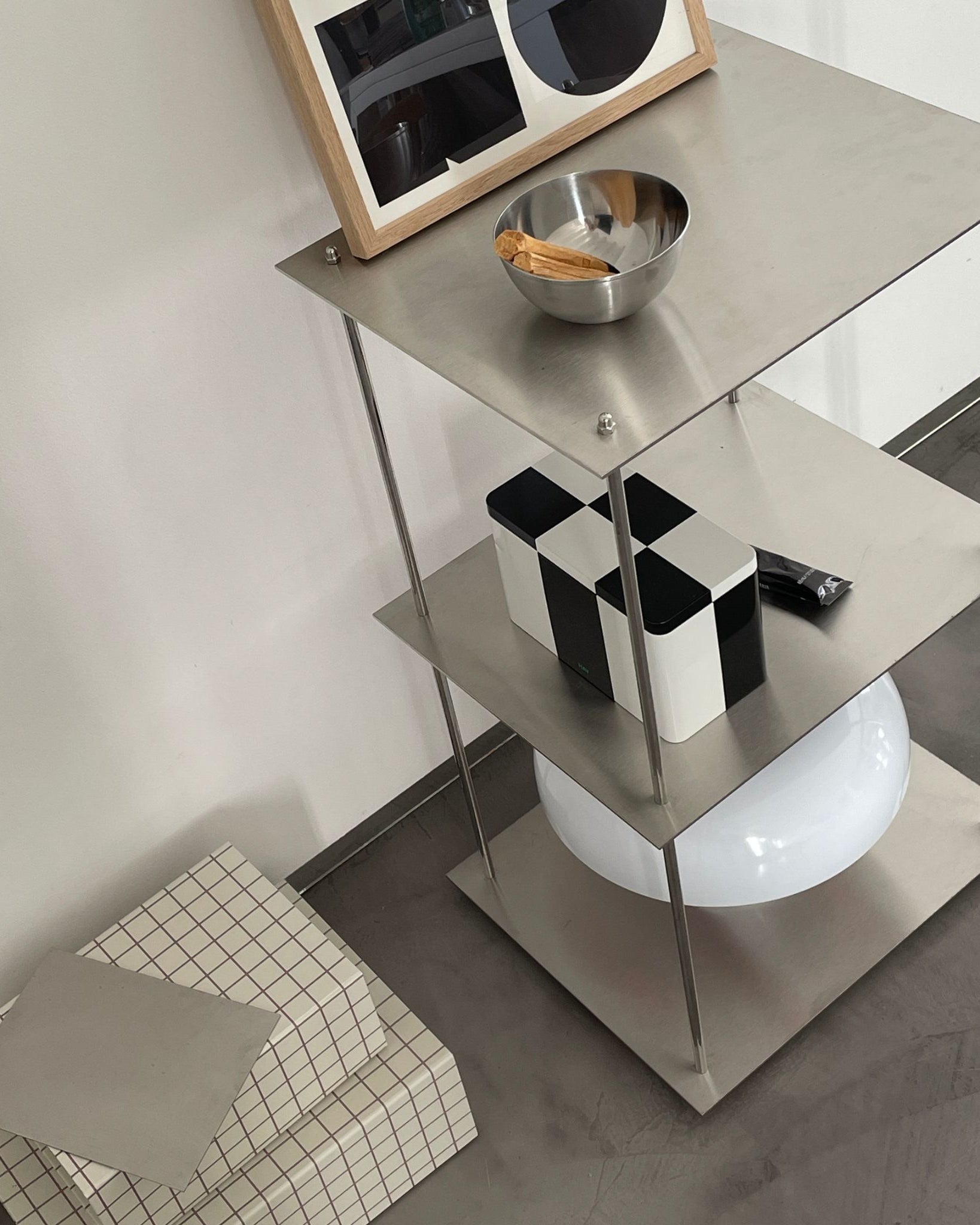 Modulares Edelstahl-Regal mit Designobjekten, Kunstwerk und Aufbewahrungsboxen