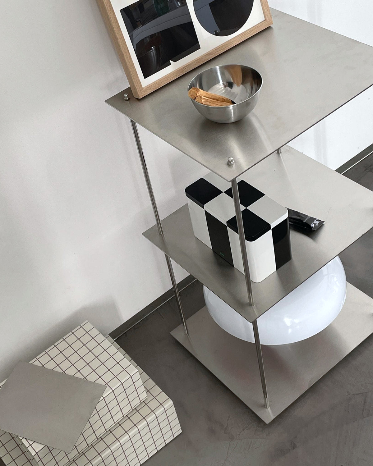 Modulares Edelstahl-Regal mit Designobjekten, Kunstwerk und Aufbewahrungsboxen