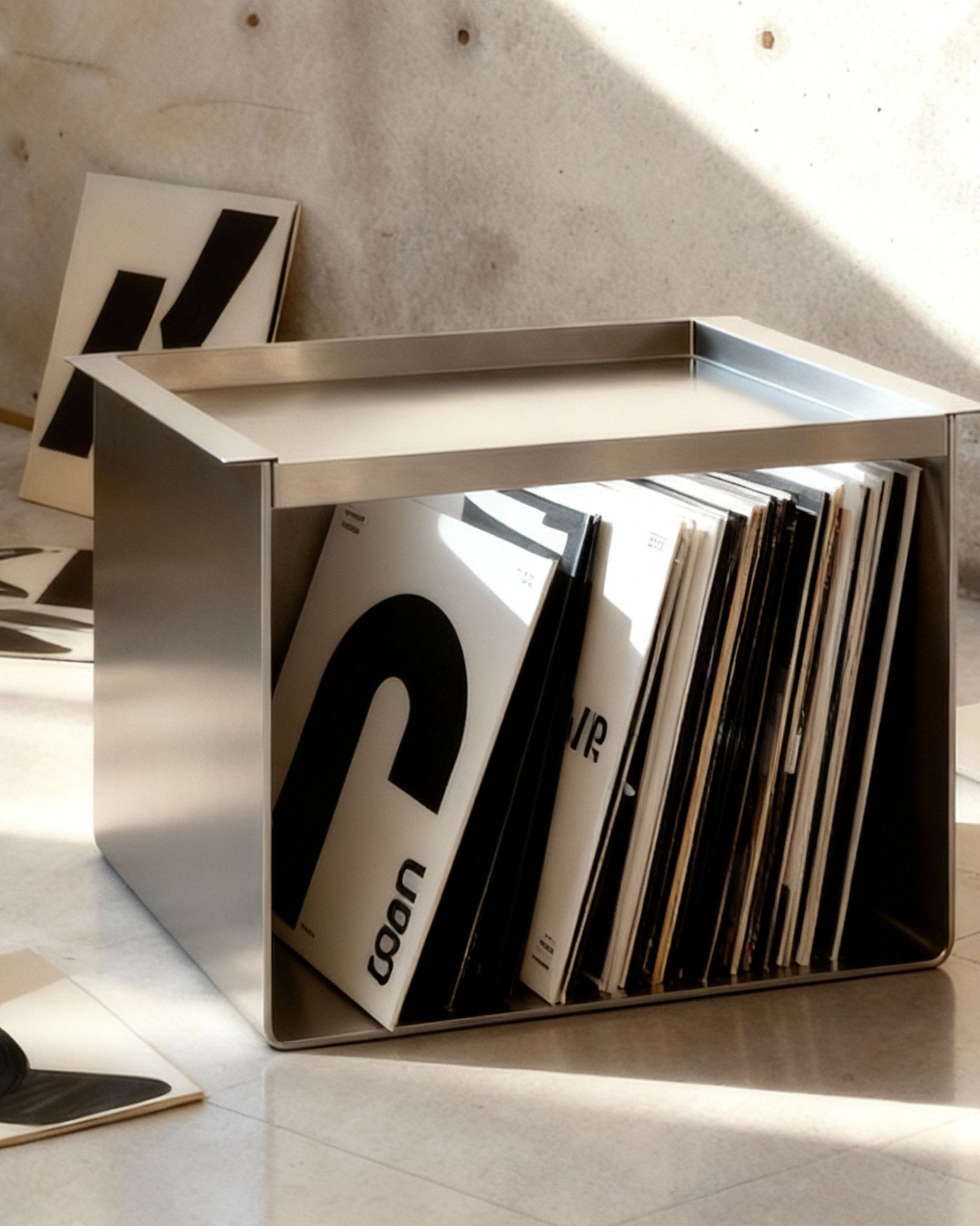 Tray Table Brushed C aus gebürstetem Edelstahl als stilvolle Vinylablage im modernen Interior mit Schallplatten