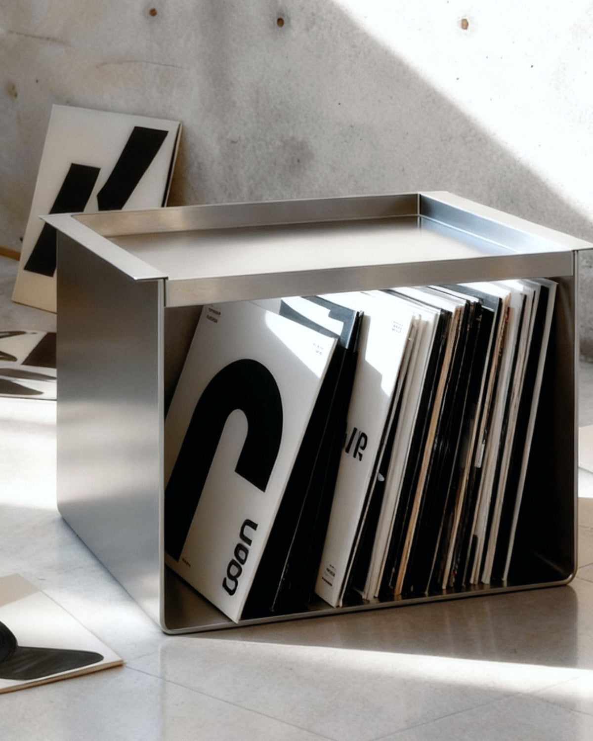 Tray Table Brushed C aus gebürstetem Edelstahl als stilvolle Vinylablage im modernen Interior mit Schallplatten