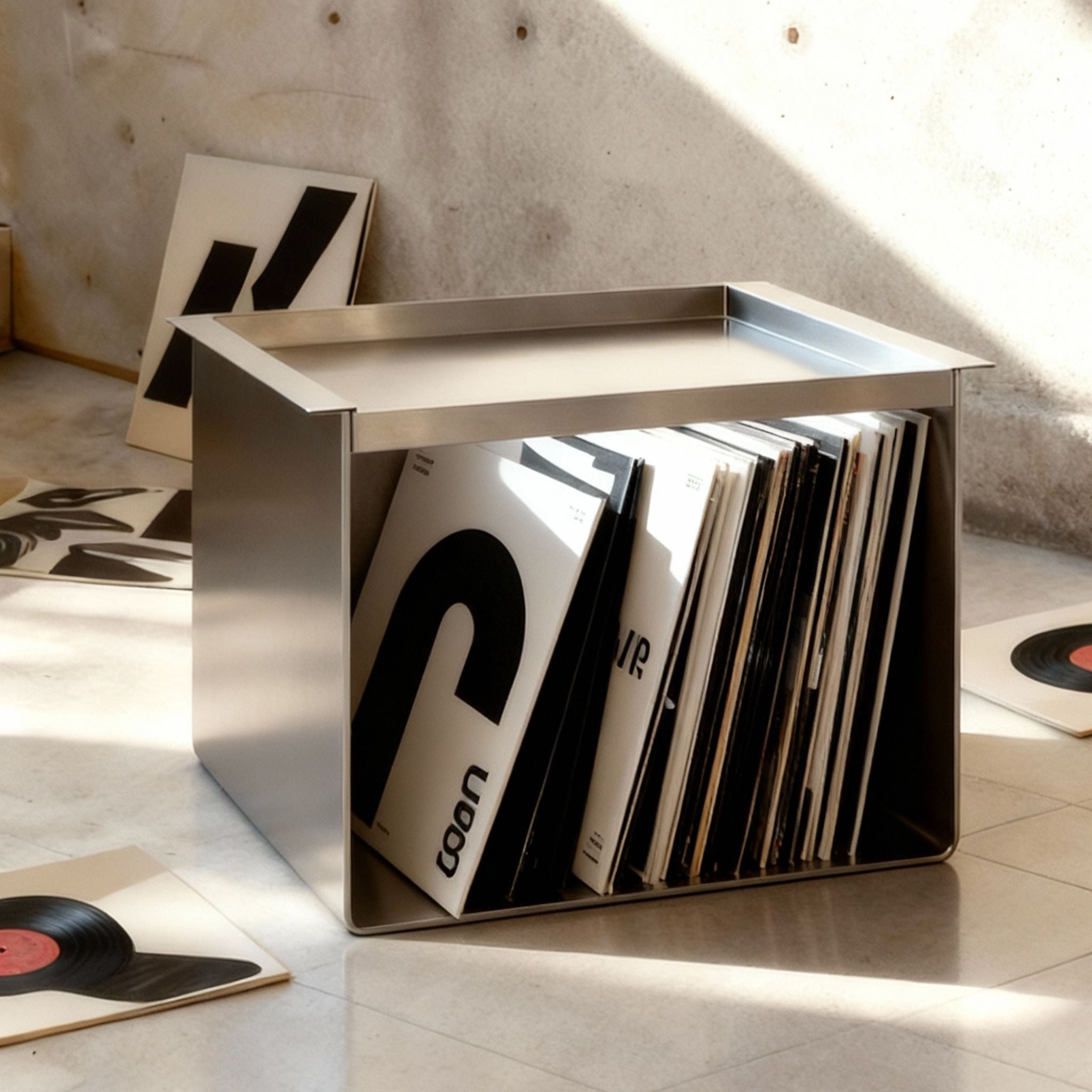 Tray Table Brushed C aus gebürstetem Edelstahl als stilvolle Vinylablage im modernen Interior mit Schallplatten