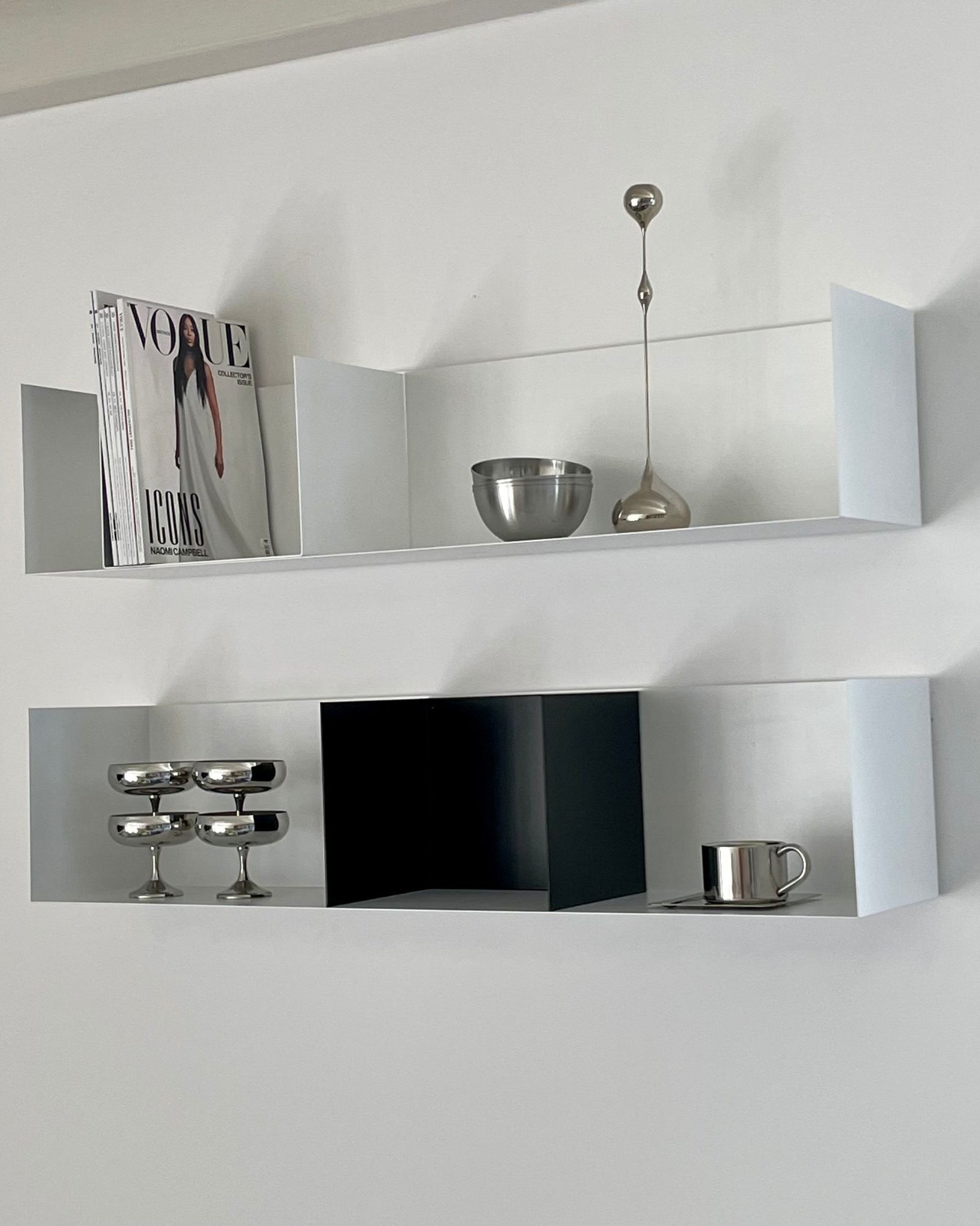 Weiße Wandregale mit Dekorationen aus Metall und Zeitschriften, minimalistisches und modernes Wohnaccessoire