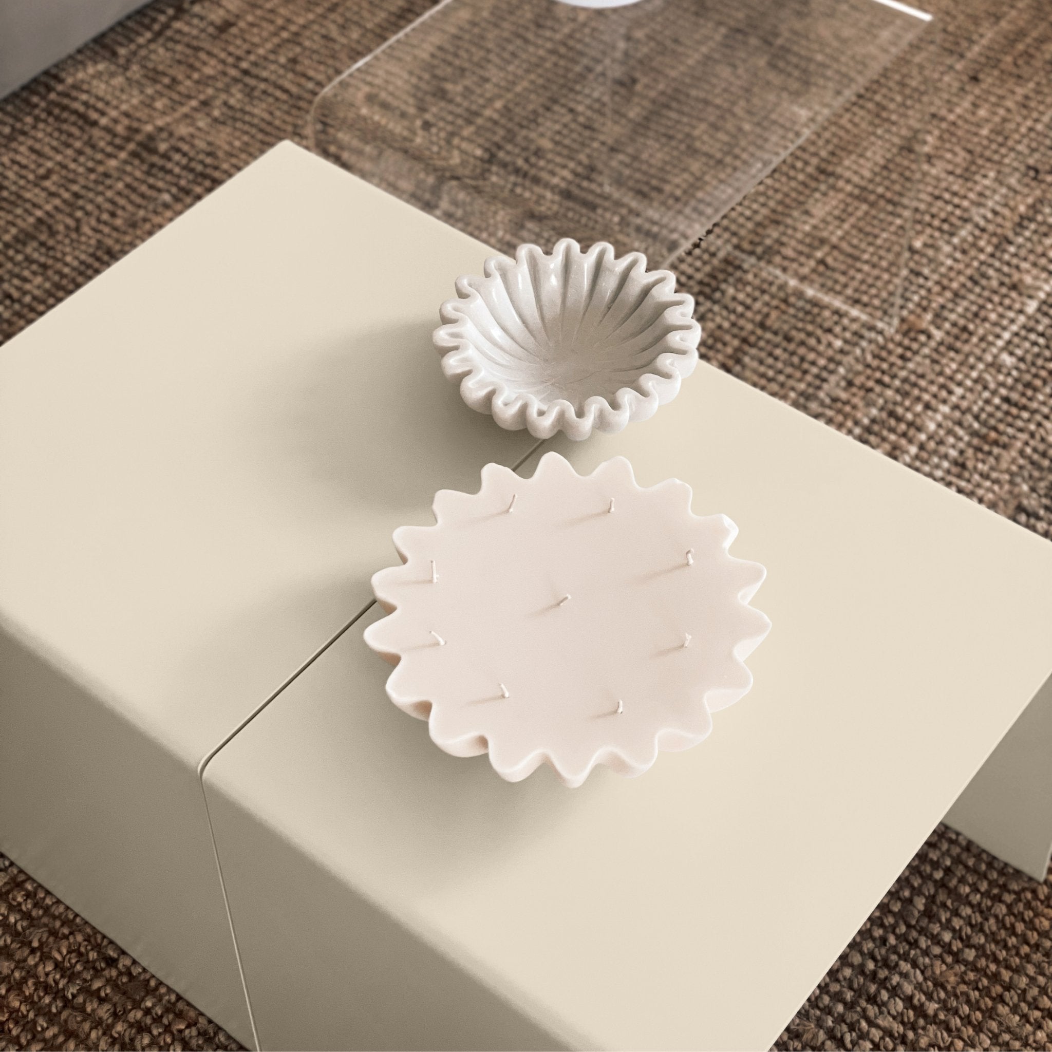 Entdecke Gemütlichkeit neu mit unseren Beistelltischen in Cremeweiß und Dunkelbeige - Neu bei Hosenschnecke - MO INTERIORS