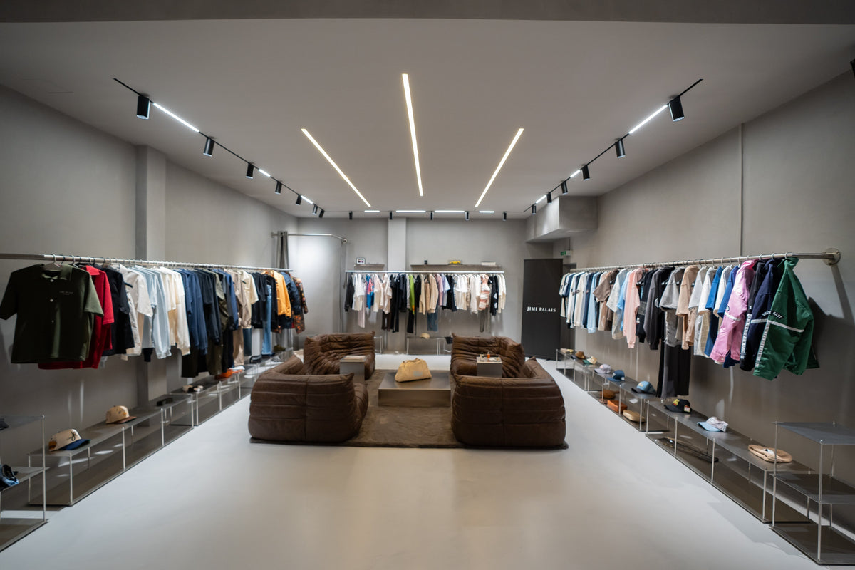 Präsentationsmöbel aus Edelstahl im Showroom von JIMI PALAIS