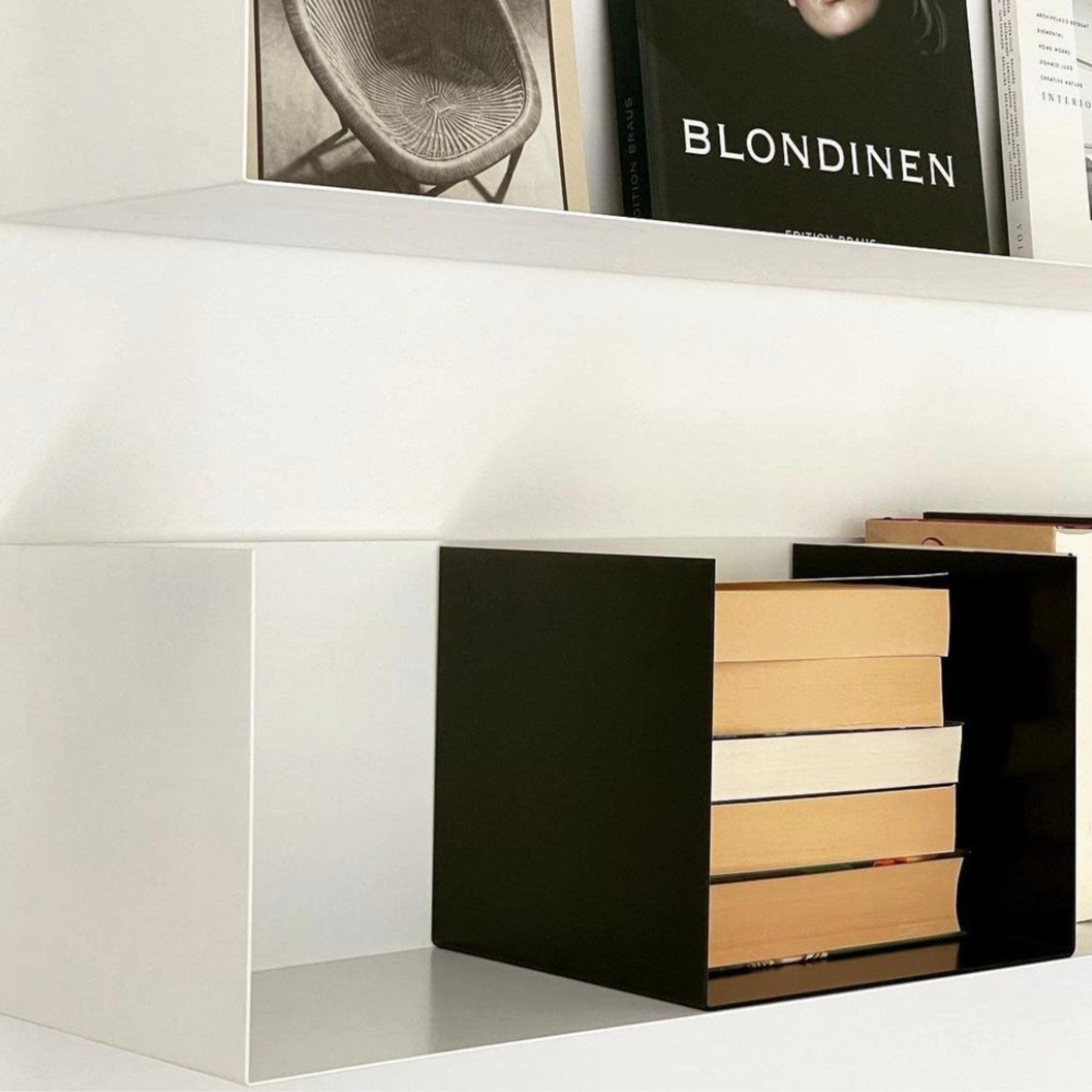 Stilvolle Metall-Buchstützen für Ordnung und Dekor in Deinem Bücherregal - MO INTERIORS