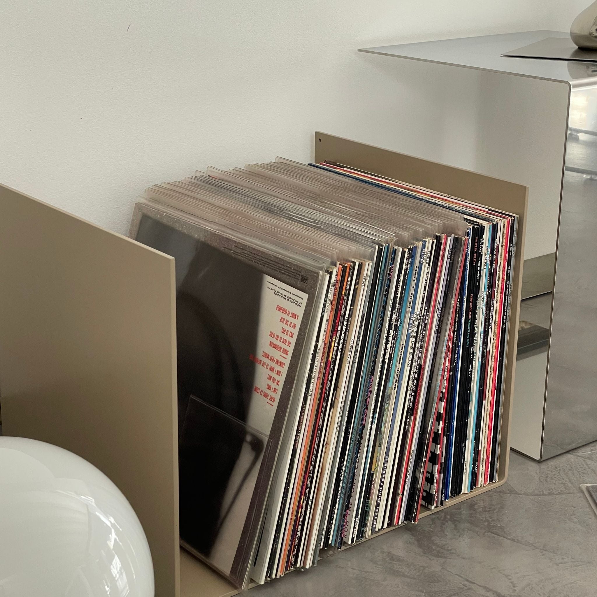 Graubeige Ablage zur Aufbewahrung von Schallplatten, modernes und minimalistisches Design
