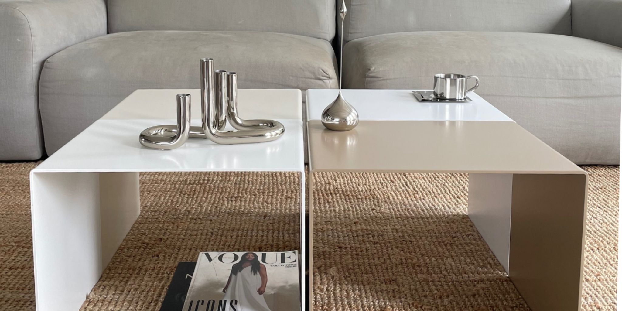 Zwei moderne Beistelltische in Cremeweiß und Graubeige, perfekt als stilvolle Couchtische für minimalistische Wohnräume.