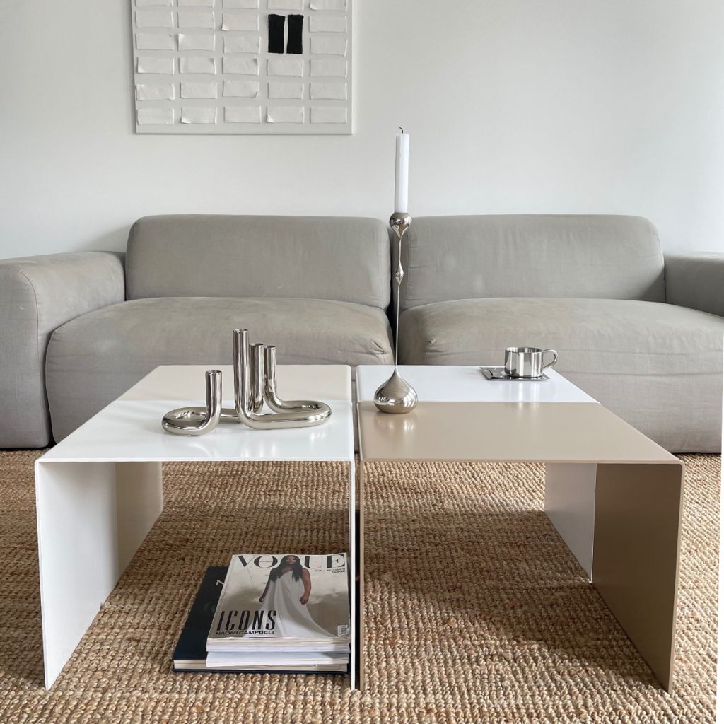 Zwei moderne Beistelltische in Weiß und Graubeige, minimalistisches Design für stilvolle Wohnzimmerdekoration