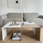 Zwei moderne Beistelltische in Weiß und Graubeige, minimalistisches Design für stilvolle Wohnzimmerdekoration