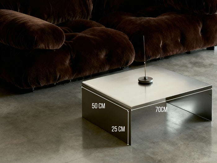 Couchtisch Brushed C im Wunschmaß 70 × 50 × 25 cm vor einem braunen Samtsofa