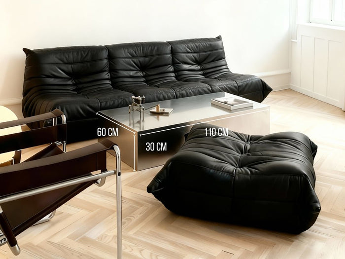 Couchtisch Brushed Q im Wunschmaß 110 × 60 × 30 cm vor einem schwarzen Ledersofa