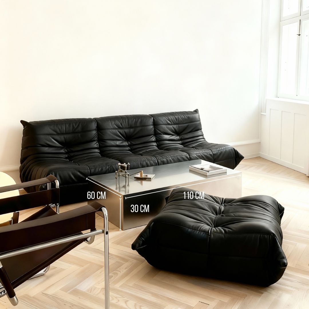 Brushed Q Couchtisch aus gebürstetem Edelstahl in Sondermaß 110x60x30 cm vor schwarzem Ledersofa im hellen Wohnzimmer