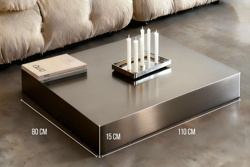 Couchtisch Brushed Q im Wunschmaß 110 × 80 × 15 cm vor einem beigen Sofa