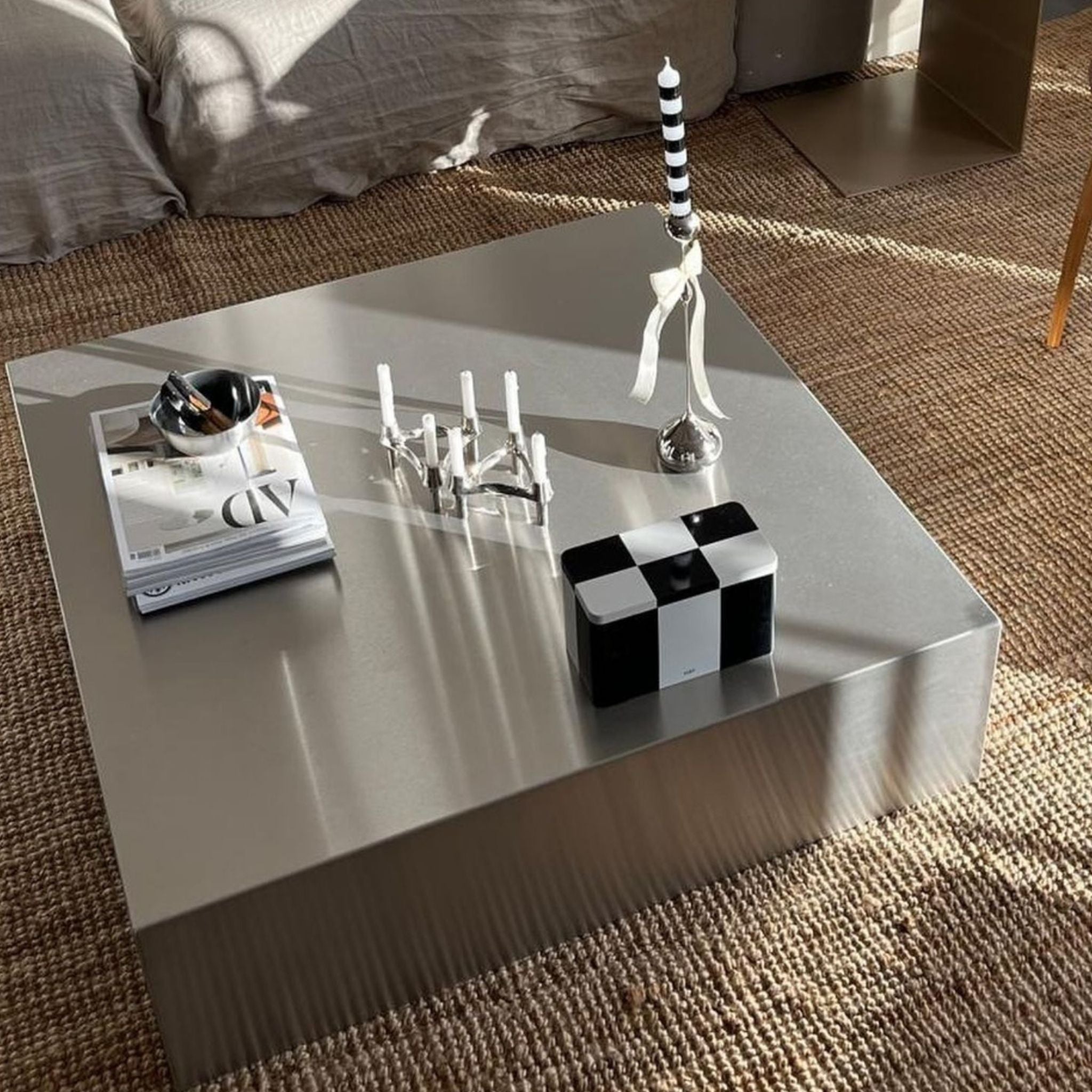 Brushed Q Couchtisch aus gebürstetem Edelstahl mit modernen Dekorationen in stilvollem Wohnzimmer