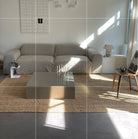 Minimalistischer Couchtisch aus gebürstetem Edelstahl in modernem Wohnzimmer mit natürlicher Lichtstimmung