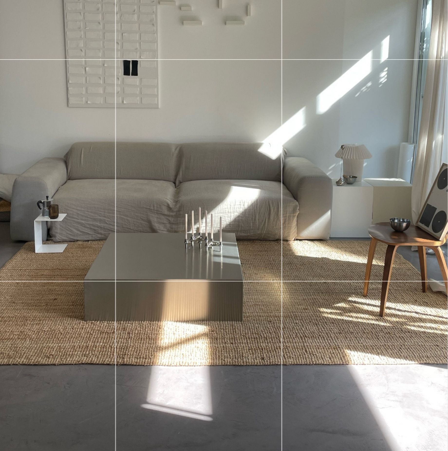 Minimalistischer Couchtisch aus gebürstetem Edelstahl in modernem Wohnzimmer mit natürlicher Lichtstimmung