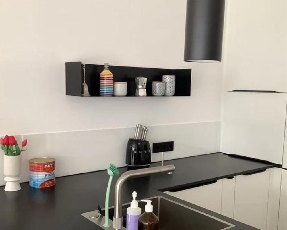 Kundenfoto - schwarzes Wandregal in schwarzes Küche