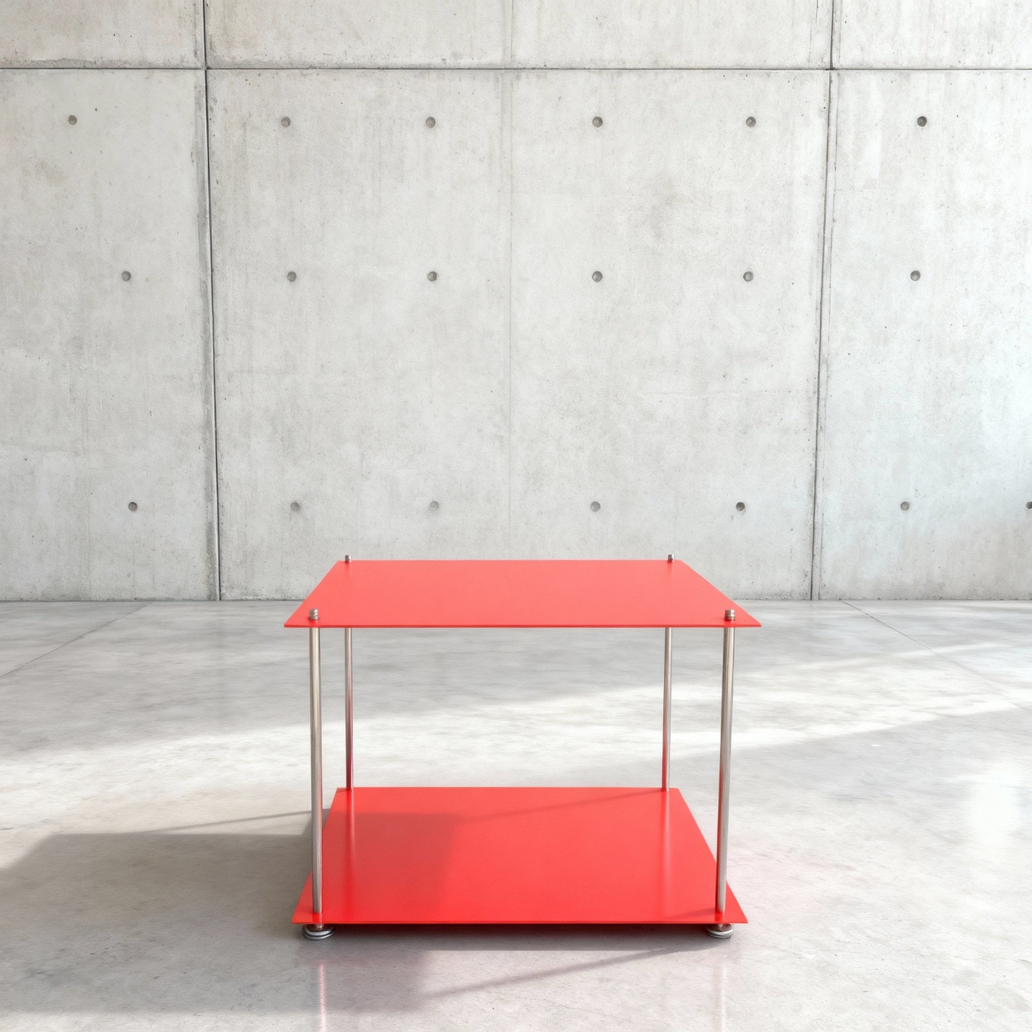 Modulum Basismodull leuchtrot auf grauen Betonboden vor grauer Betonwand mit Löchern