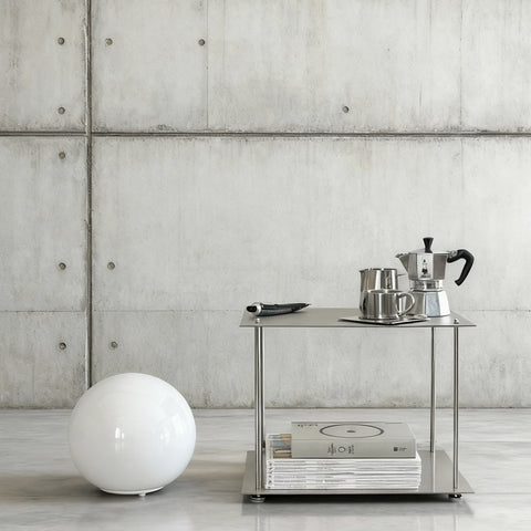 MODULUM Beistelltisch aus Edelstahl mit zwei Ablageflächen, vier Streben und Standfüßen