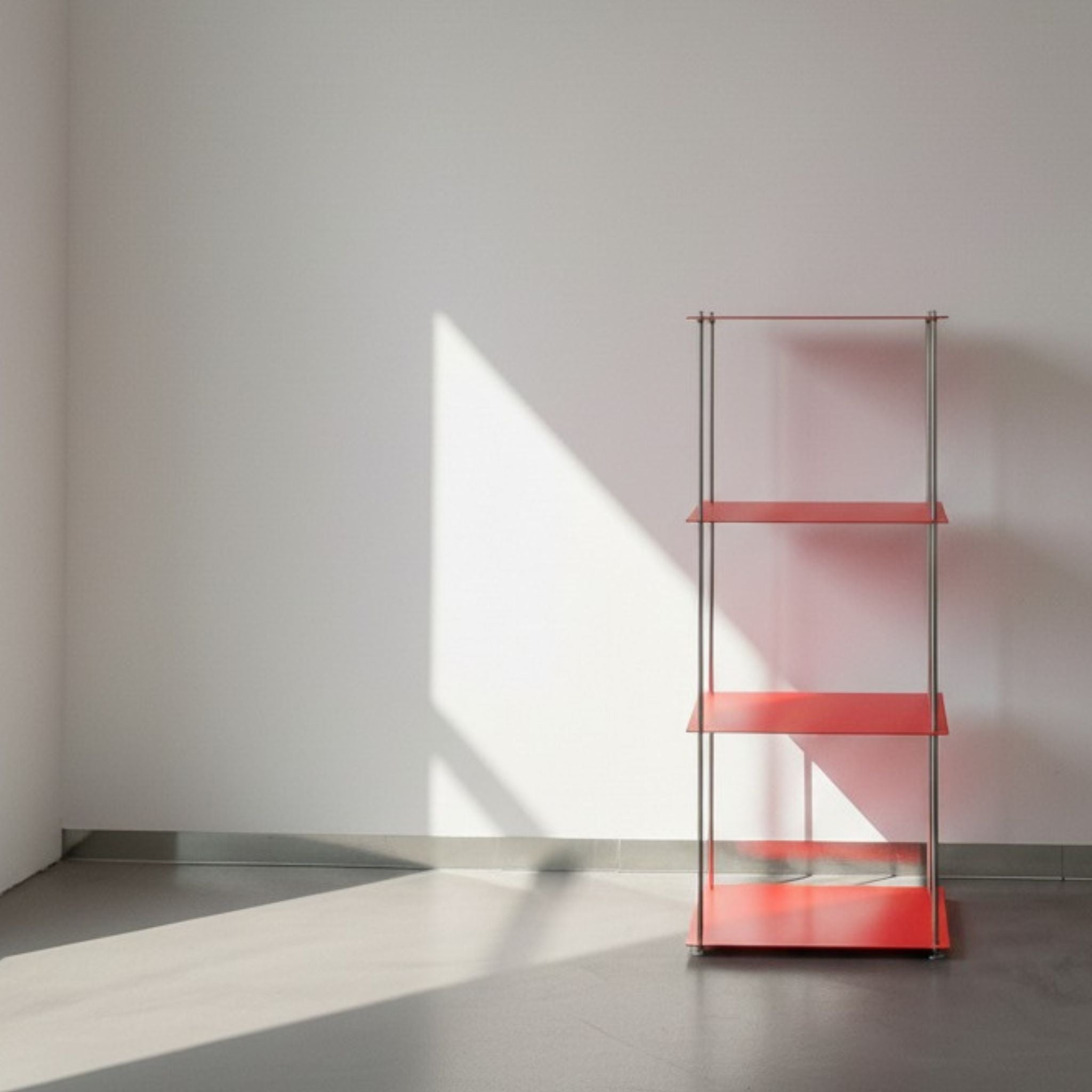 Modulum in leuchtrot mit 4 Fachböden auf grauen Betonboden vor weißer Wand und Lichtspiel