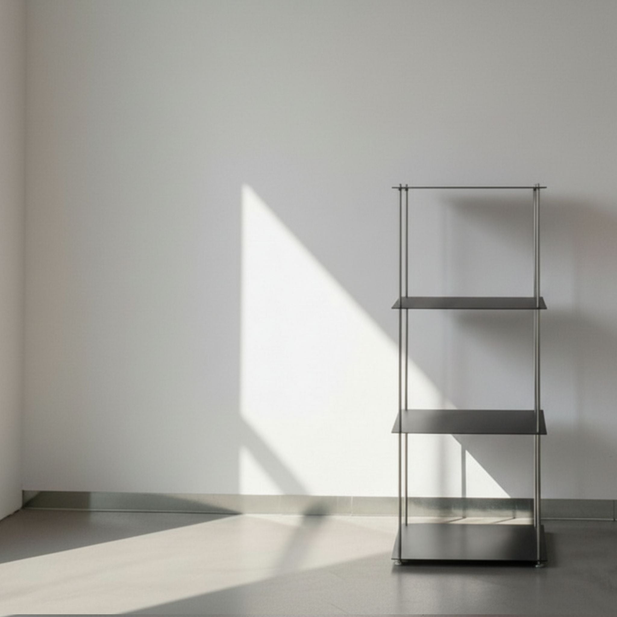 Modulum in schwarz ultramatt mit 4 Fachböden auf grauen Betonboden vor weißer Wand und Lichtspiel