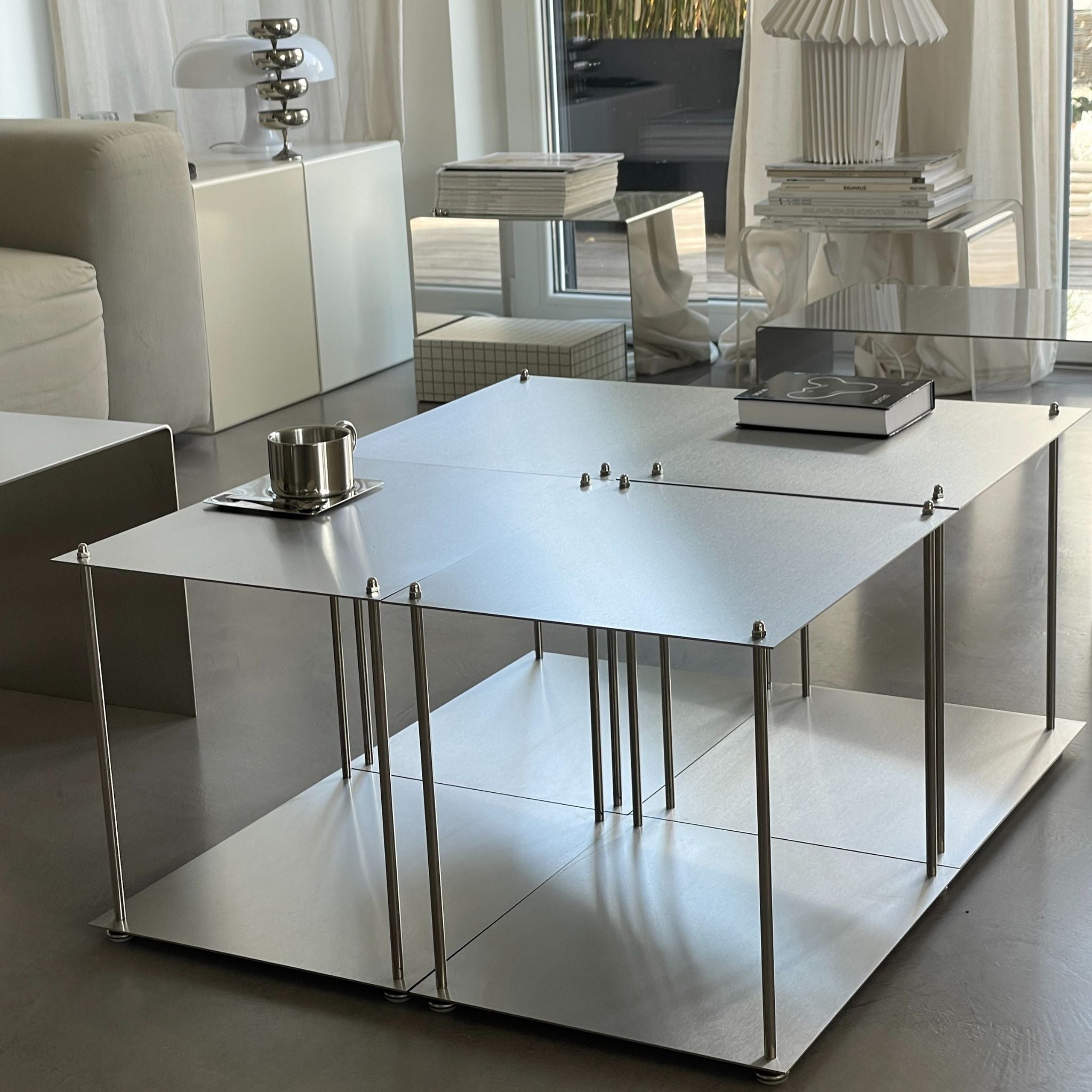 Vier Module des Modulum Couchtisches aus gebürstetem Edelstahl in modernem Wohnzimmer