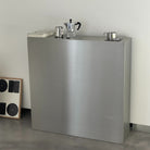 Maßgefertigtes Modulum Sideboard aus gebürstetem Edelstahl mit minimalistischer Optik in modernem Wohnraum