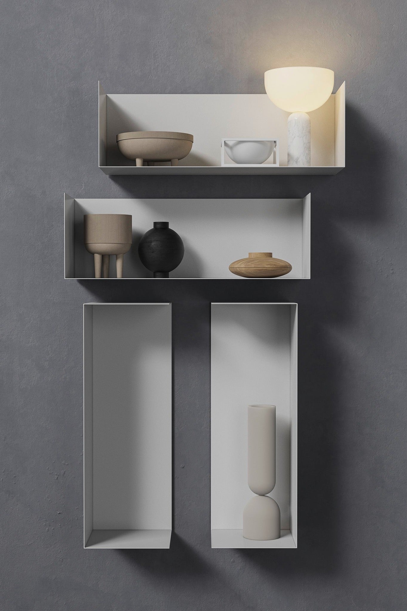 Moderne Wandregale in Weiß an grauer Wand, dekoriert mit minimalistischen Vasen und Schalen