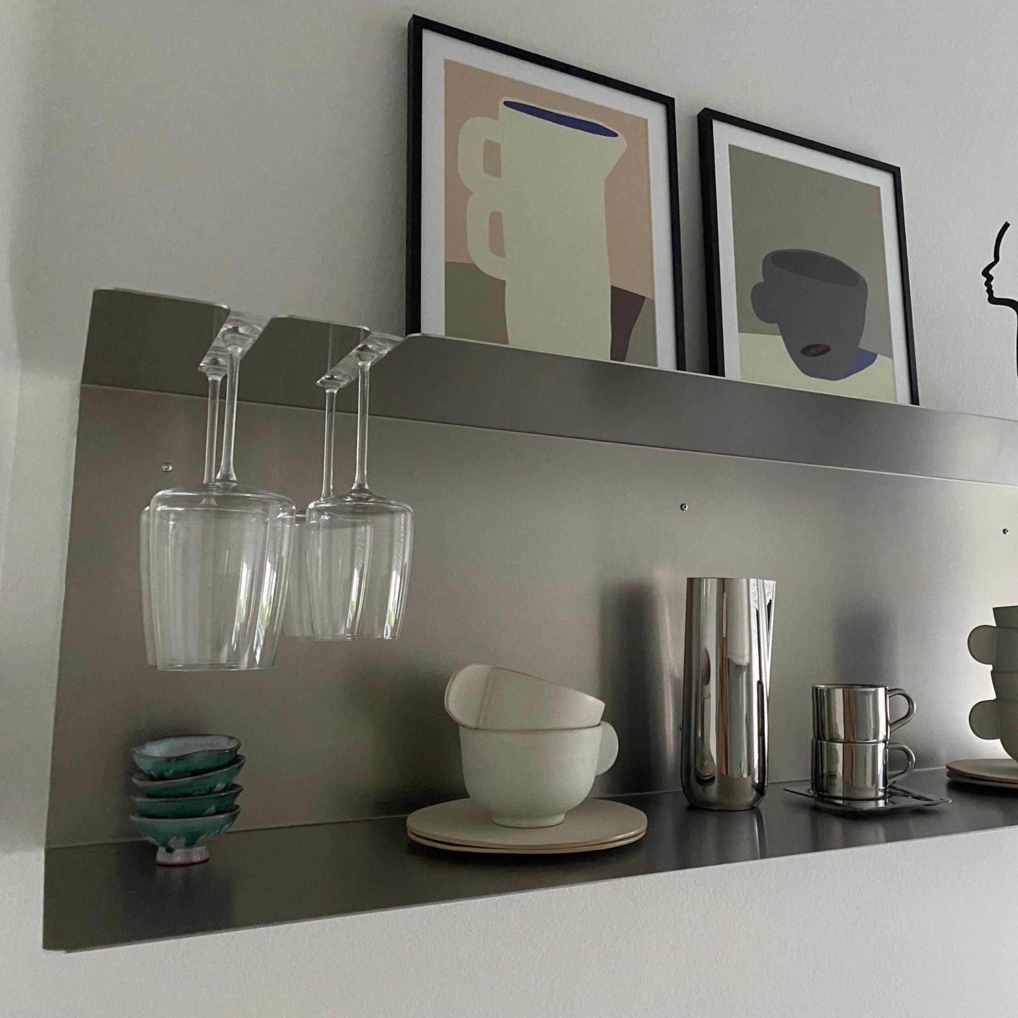 Sonderllösung Wandregal aus gebürstetem Edelstahl mit Glasschlitz zu sicheren Aufbewahung von Weingläsern - befüllt