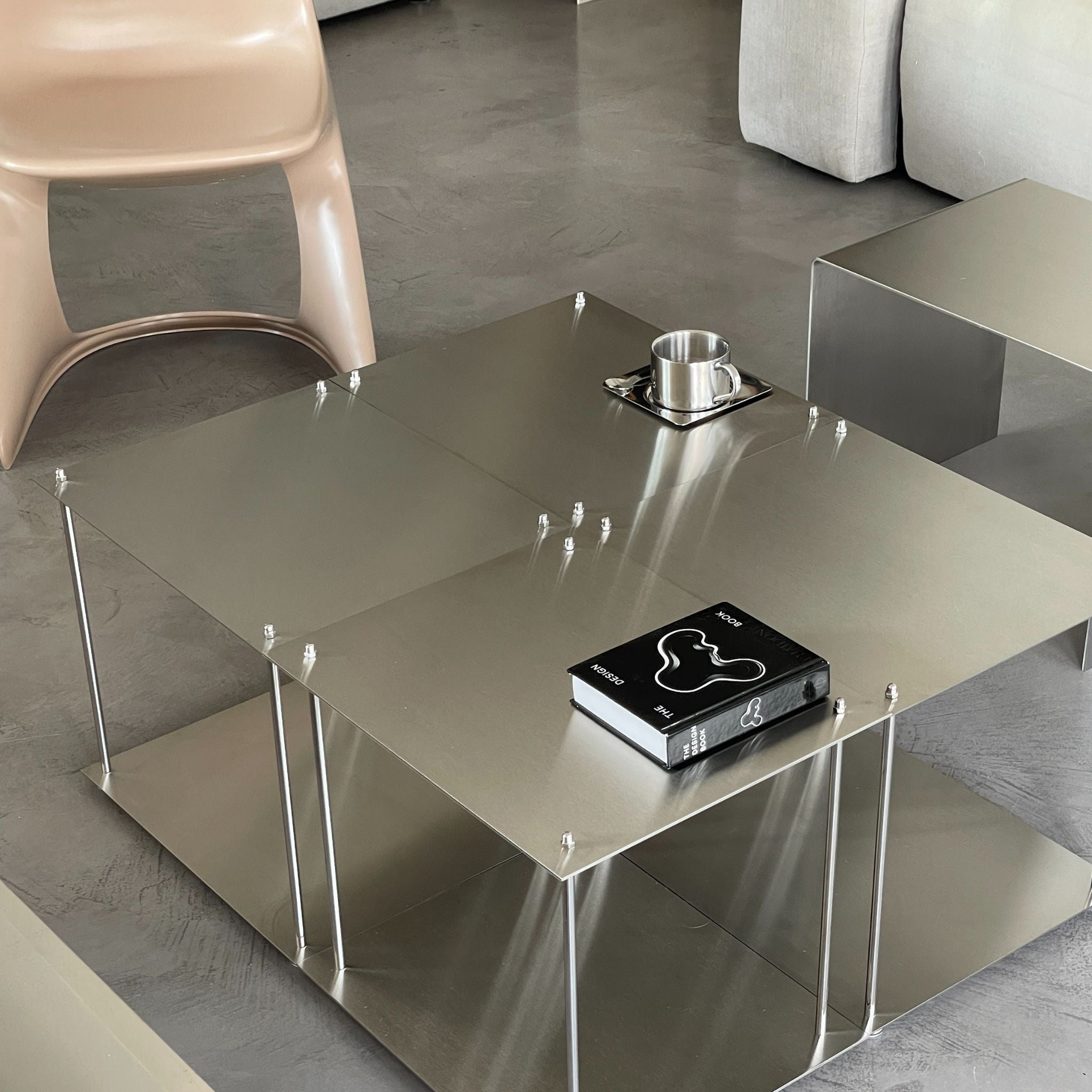 Vier  Modulum-Module aus gebürstetem Edelstahl, kombiniert zu einem Design Couchtisch im Wohnzimmer mit Lichtspiel