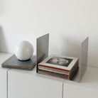 Große Ablage aus gebürstetem Edelstahl mit Schallplatten auf weißem Sideboard