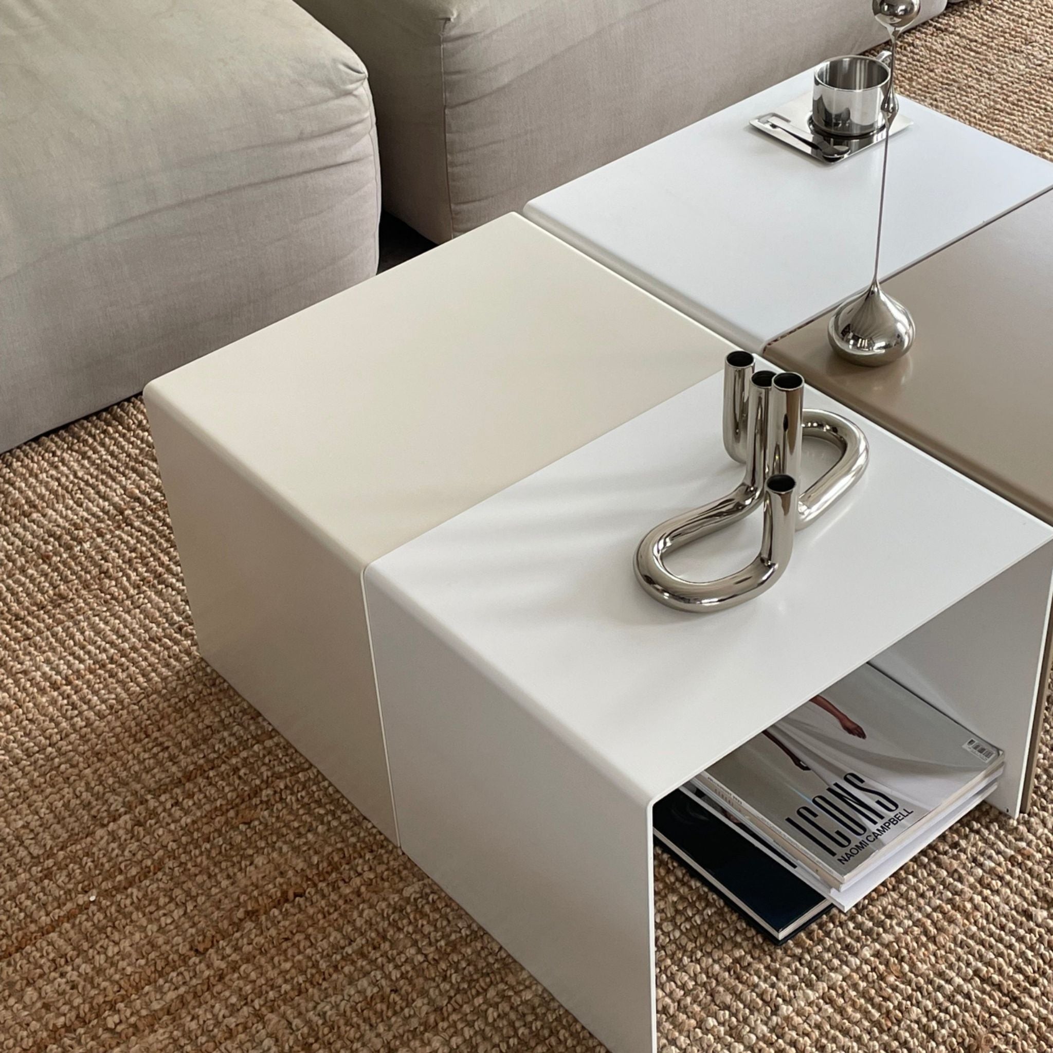 Drei BIG C Beistelltische in Cremeweiß, Weiß und Graubeige als Couchtisch-Kombi im Wohnzimmer auf Juteteppich