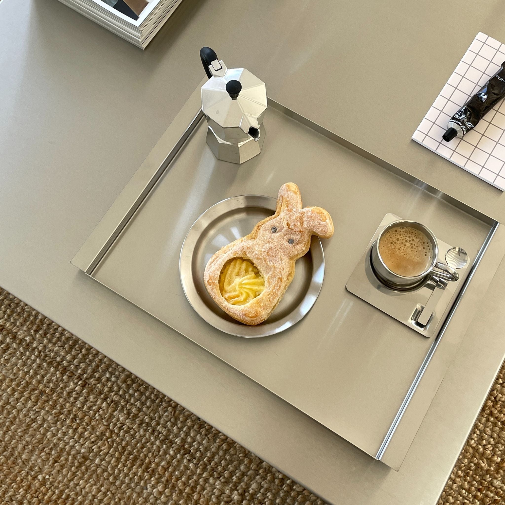 tray ray auf big c table aus edelstahl mit mokkakanne, espresso und hasen-plunderstückchen